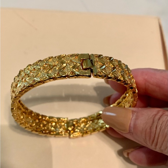 Beautiful bracelet in size 8 inches. Lock is a bit lose but it can be tightened - Picture 2 of 4